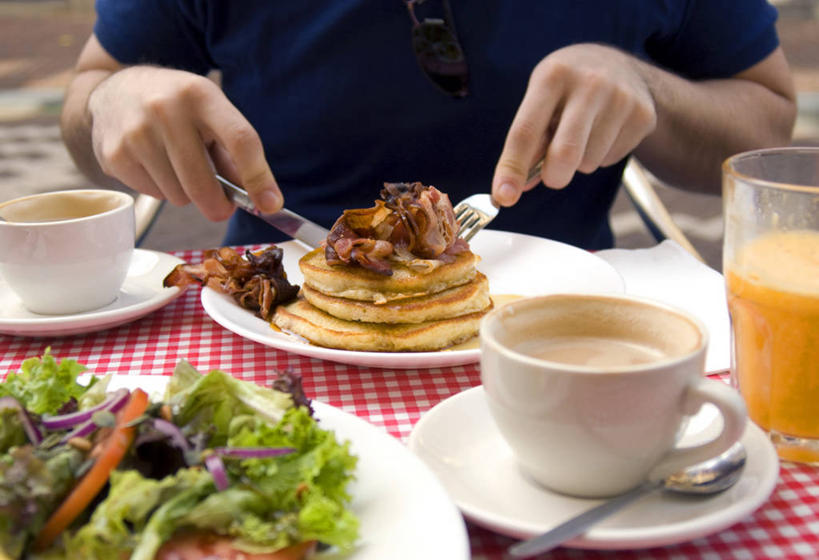 成年人,一个人,吃,横图,室内,桌子,蔬菜,荷兰,仅一个男性,叉,沙拉,咖啡杯,首都,拿着,饮食,桌布,盘子,摄影,膳食,清新,桔子汁,餐刀,切断,阿姆斯特丹,拿铁咖啡,彩图,薄烤饼,茶匙