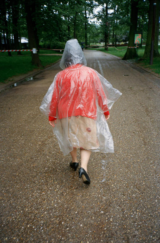 成年人,老年人,一个人,公园,竖图,室外,白天,寂寞,法国,巴黎,仅一个女性,仅一个人,透明,小路,首都,背面,自然,仅一个中年女性,摄影,雨衣,中欧,法兰西岛大区,女人,女性,中年女性,步行,彩图