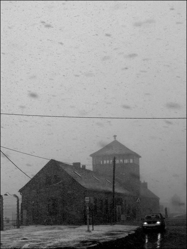 无人,竖图,黑白,室外,白天,雪,雨,建筑,汽车,波兰,冬天,下雪,寒冷,摄影,第二次世界大战,记忆,犹太教,悲哀,奥斯维辛