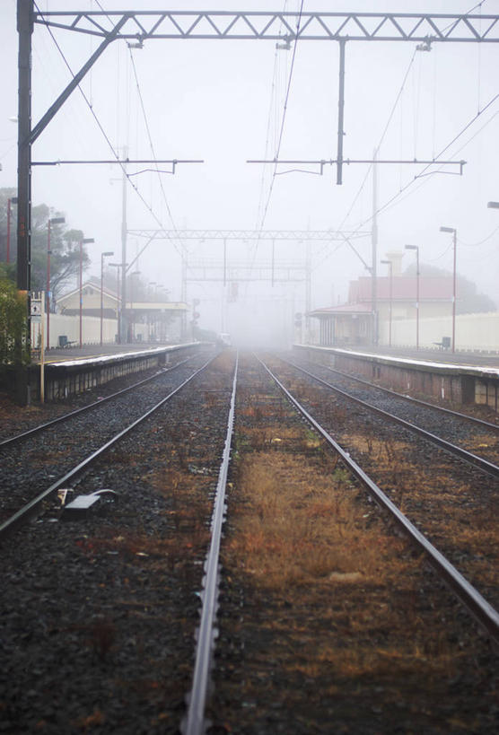 无人,火车站,竖图,室外,白天,消失点,雾,路,铁路,车站,澳大利亚,轨道,站台,交通,铁轨,月台,运输,摄影,宁静,墨尔本,澳大拉西亚,彩图,铁路车站,铁路站