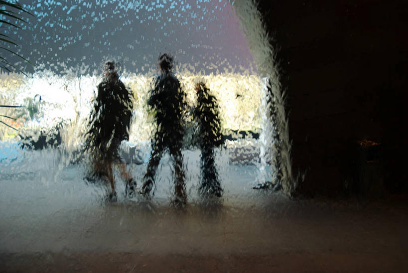 成年人,三个人,横图,室外,白天,雨,澳大利亚,墙,天气,扭曲,背面,摄影,剪影,墨尔本,澳大拉西亚,冷凝,男人,女人,散焦,步行,彩图