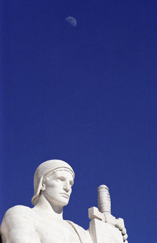 无人,竖图,室外,白天,仰视,建筑,美国,蓝色背景,艺术,标志,雕像,符号,月亮,法院,首都,标识,一个,白色,摄影,单个,部分,权威,华盛顿特区,美国最高法院,万里无云,性别符号,彩图,低角度拍摄,男性符号,法律,法律体系