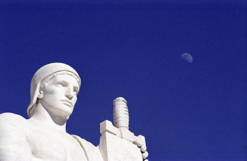 无人,横图,室外,白天,仰视,建筑,美国,蓝色背景,艺术,标志,雕像,符号,月亮,法院,首都,标识,一个,白色,摄影,单个,部分,权威,华盛顿特区,美国最高法院,万里无云,性别符号,彩图,低角度拍摄,男性符号,法律,法律体系