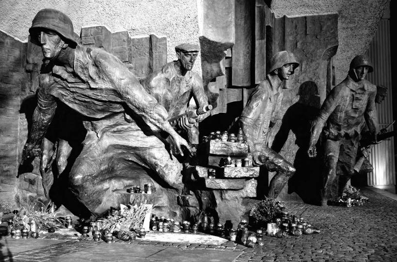 无人,横图,黑白,室外,白天,蜡烛,波兰,士兵,标志,雕像,符号,首都,历史,标识,战争,摄影,第二次世界大战,性别符号,英雄,华沙,马佐夫舍,叛逆,男性符号