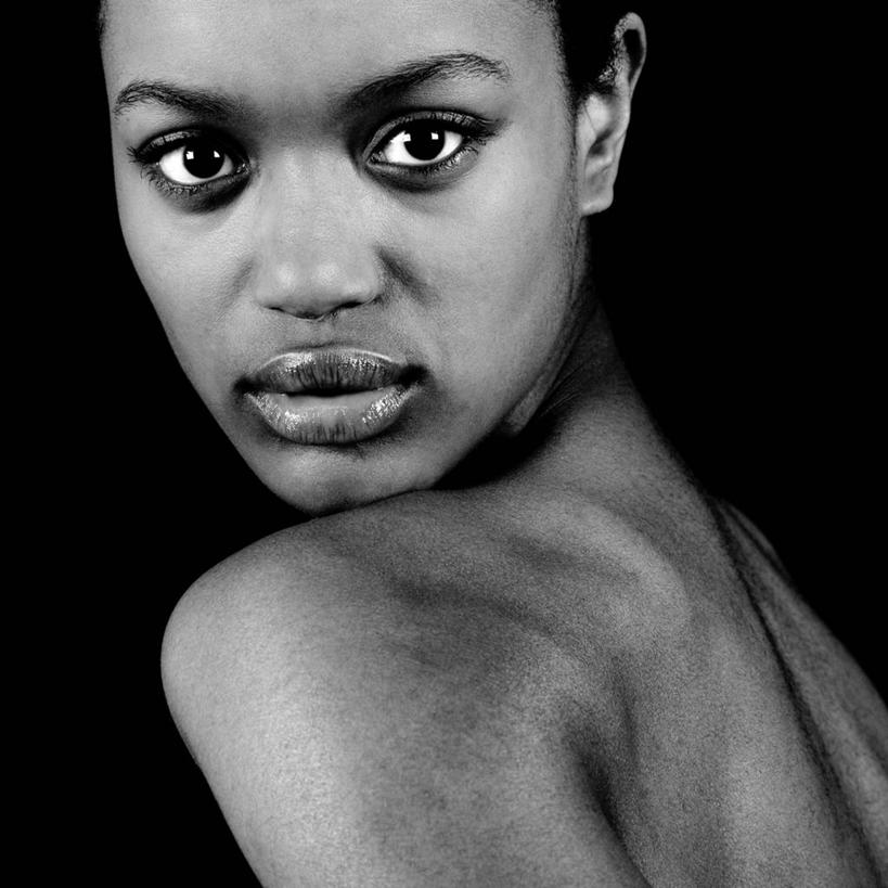 成年人,脸,头,脸颊,一个人,方图,黑白,特写,性感,信心,英国,仅一个年轻女性,仅一个女性,仅一个人,黑色背景,扭头,注视,裸露,肩膀,观察,看,转头,摄影,观看,察看,关注,北欧,肖像,裸,尤物,中洛锡安,年轻女性,女人,女性,年轻人,头部,脸部,脸蛋,面部,影棚拍摄,美人