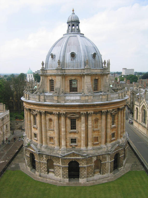 无人,竖图,室外,白天,仰视,窗户,阳台,城市,建筑,英国,柱子,地平线,辽阔,地面,历史,树,地标建筑,广阔,摄影,一望无际,圆顶建筑,北欧,延伸,英国文化,牛津,天地相交,拉德克里夫图书馆,无边无际,一马平川,牛津郡,彩图,低角度拍摄