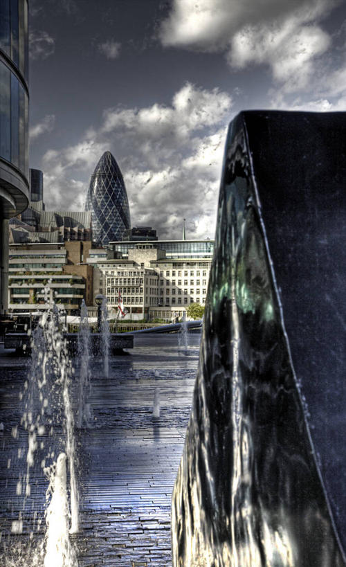 无人,竖图,室外,白天,天际线,建筑,摩天大楼,喷泉,英国,欧洲,伦敦,溅,首都,摄影,西欧,北欧,大不列颠,大不列颠及北爱尔兰联合王国,大不列颠及爱尔兰联合王国,雾都,瑞士再保险塔,彩图,大不列颠王国,大英帝国,联合王国,日不落帝国,伦敦市政厅