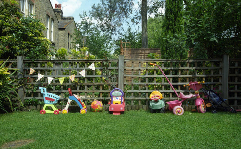 无人,横图,室外,白天,城市,玩具,英国,欧洲,伦敦,一排,整齐,栅栏,庭院,篱笆,三轮车,首都,草,排列,摄影,西欧,队列,北欧,大不列颠,大不列颠及北爱尔兰联合王国,大不列颠及爱尔兰联合王国,雾都,彩图,大不列颠王国,大英帝国,联合王国,日不落帝国