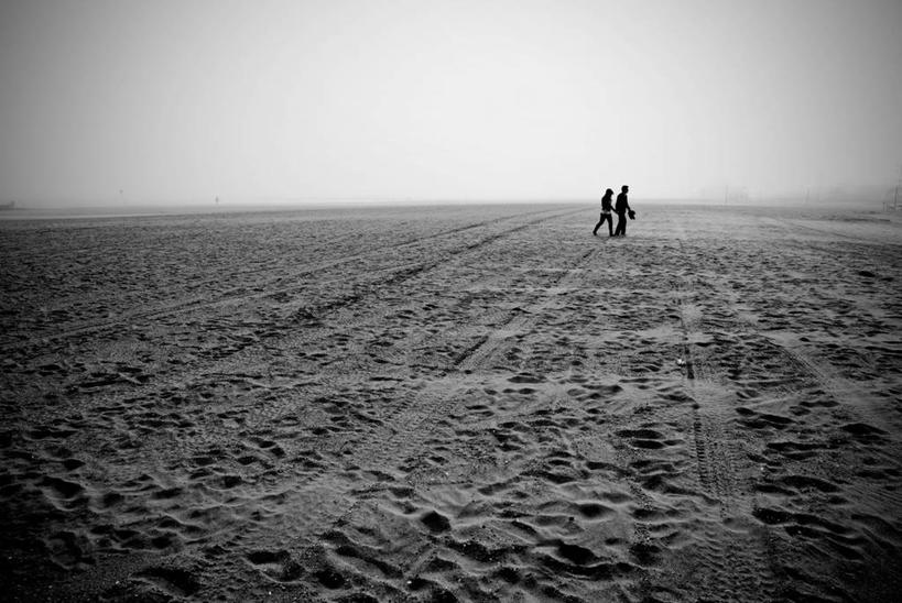 两个人,游乐园,横图,黑白,室外,白天,旅途,纽约,美国,沙子,地平线,辽阔,地面,广阔,摄影,一望无际,延伸,剪影,纽约州,万里无云,天地相交,无边无际,一马平川,布鲁克林,科尼岛,步行,独处