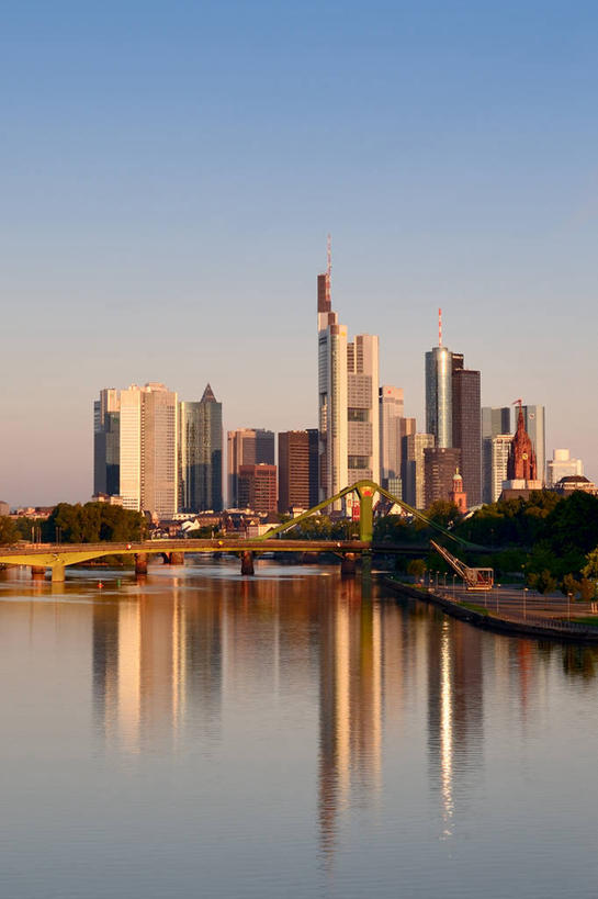 无人,竖图,室外,日出,天际线,建筑,摩天大楼,德国,欧洲,反射,水面,桥,摄影,宁静,西欧,市区,中欧,万里无云,德意志联邦共和国,法兰克福,黑森州,莱茵河,支流,彩图,美因河