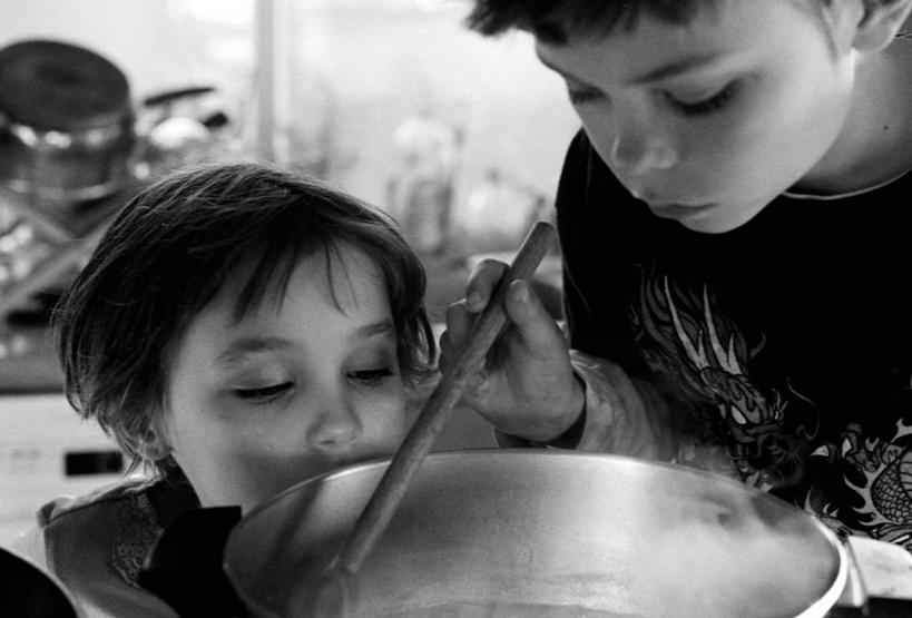 儿童,两个人,家庭,横图,黑白,室内,白天,纯洁,美国,准备,汤,拿着,小孩,温暖,温馨,一家人,可爱,童年,童趣,摄影,长柄勺,部分,和睦,北美,北美洲,美洲,童真,烂漫,无邪,焖菜,俄勒冈州,北亚美利加洲,亚美利加洲,搅动,天真,男孩,孩子,烹调,美利坚合众国,融洽