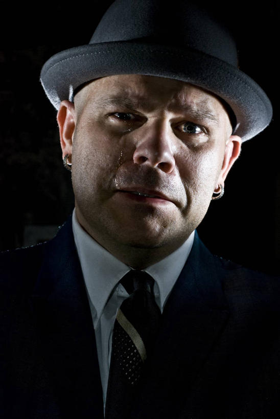 成年人,中年人,脸,头,脸颊,一个人,哭,竖图,正面,帽子,美国,仅一个男性,仅一个人,仅一个中年男性,黑色背景,套装,沮丧,肩膀,摄影,危机,痛苦,肖像,问题,耳饰,男人,男性,中年男性,头部,脸部,脸蛋,面部,彩图,影棚拍摄