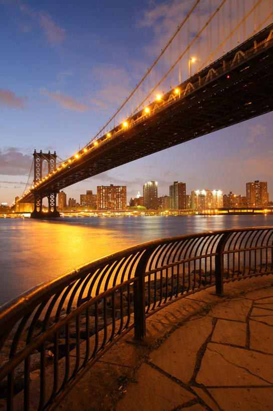 无人,栏杆,竖图,室外,天际线,道路,建筑,路,摩天大楼,纽约,美国,小路,曼哈顿,交通,黄昏,摄影,吊桥,照亮,曼哈顿桥,彩图,东河