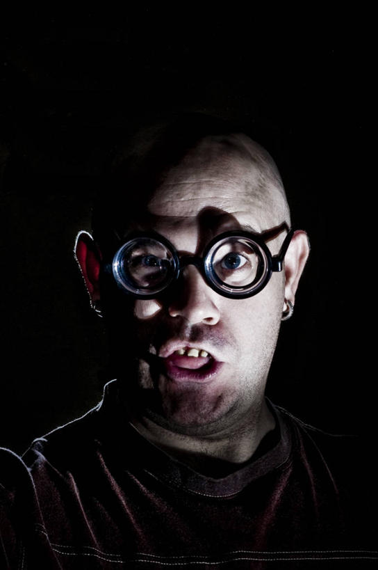 成年人,中年人,脸,头,脸颊,一个人,竖图,正面,美国,仅一个男性,仅一个人,仅一个中年男性,黑色背景,眼镜,扭曲,肩膀,摄影,肖像,丑陋,耳饰,脱发,男人,男性,中年男性,头部,脸部,脸蛋,面部,彩图,影棚拍摄,暗调