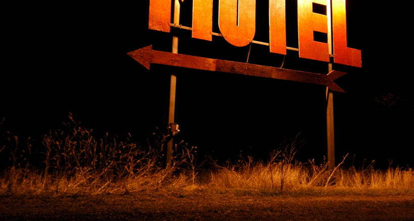 无人,横图,室外,夜晚,路,指示牌,加拿大,标志,文字,路边,单词,方向,标识,箭头,摄影,英文字母,照亮,指向,簇,彩图,旅行,客店,客栈,旅店,旅馆,旅舍,汽车旅馆