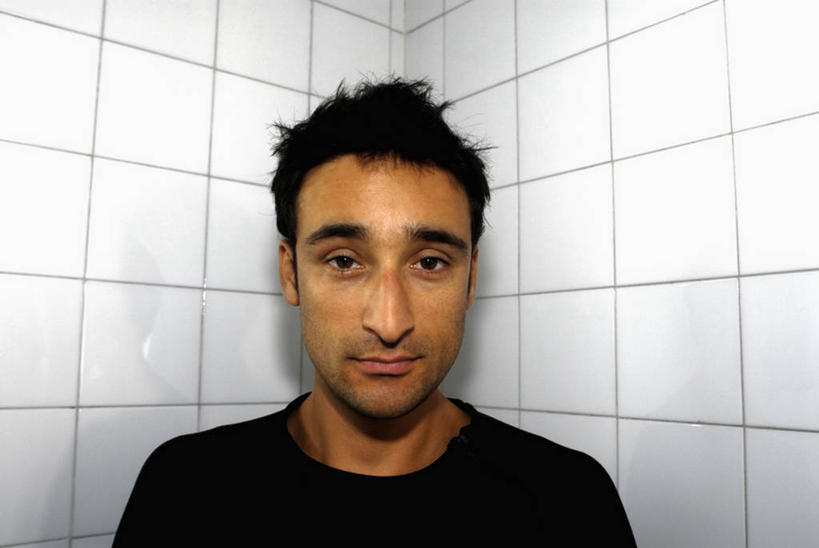 成年人,脸,头,脸颊,头发,一个人,横图,室内,白天,满意,信心,西班牙,仅一个男性,仅一个人,角球,瓷砖,墙,角落,肩膀,仅一个年轻男性,黑色,摄影,肖像,伊比利亚半岛,男人,男性,年轻男性,年轻人,头部,脸部,脸蛋,面部,彩图,胡茬,短发