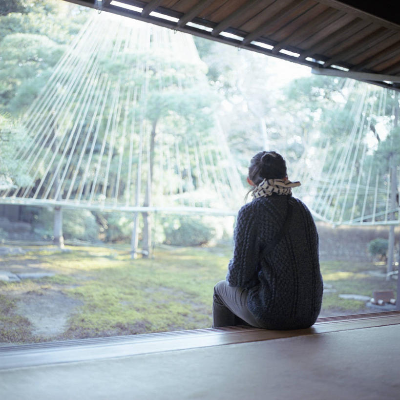 成年人,中年人,一个人,栏杆,方图,室外,东京,日本,仅一个女性,仅一个人,屋顶,关东地区,首都,草,树,背面,围巾,仅一个中年女性,休息,思考,放松,摄影,羊毛衫,东亚,女人,女性,中年女性,发型,上装,彩图,领饰