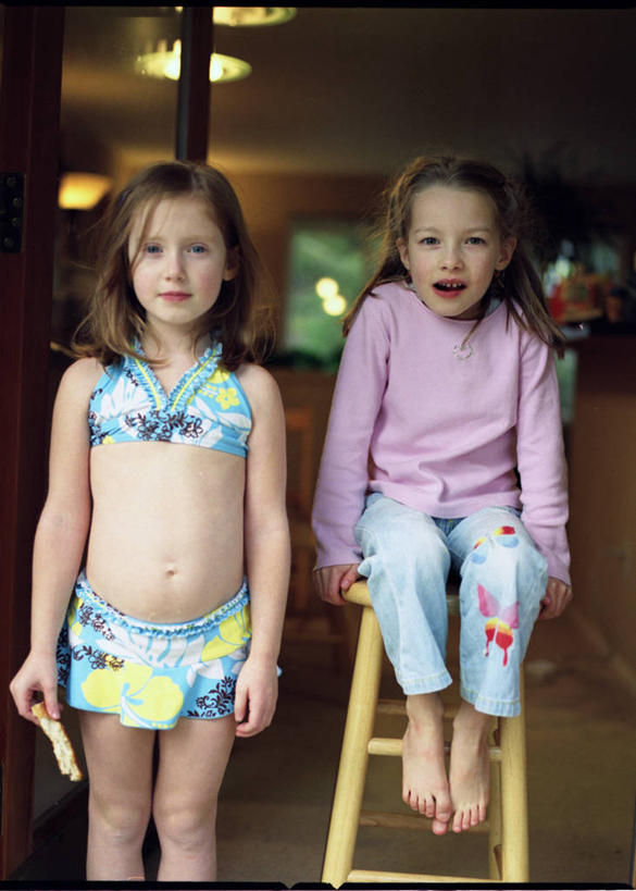 西方人,儿童,一个人,两个人,竖图,室内,白天,比基尼,友谊,纯洁,欧洲,美国,欧洲人,仅一个女性,仅一个人,并排,小孩,仅一个小孩,赤脚,可爱,童年,童趣,摄影,肖像,童真,烂漫,无邪,无忧无虑,天真,女孩,女人,女性,白种人,孩子,彩图,雷德蒙德,女生