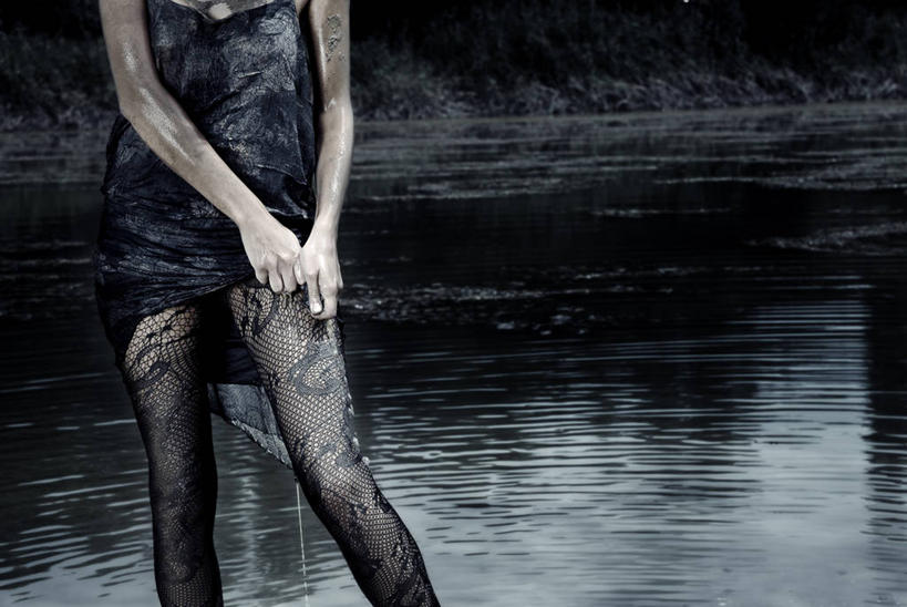 成年人,一个人,站,横图,室外,白天,正面,哈萨克斯坦,仅一个年轻女性,仅一个女性,仅一个人,湿,池塘,挤,船尾波,摄影,肮脏,中亚,裤袜,不幸,反差,邋遢,龌龊,污秽,阿拉木图,年轻女性,女人,女性,年轻人,彩图,太阳裙