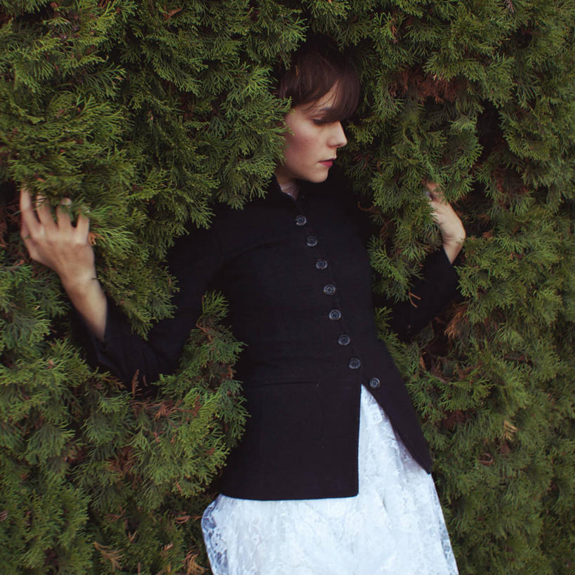 成年人,一个人,方图,室外,白天,波兰,仅一个年轻女性,仅一个女性,仅一个人,外套,靠,靠着,休息,思考,放松,摄影,宁静,常绿树,茄克,年轻女性,女人,女性,年轻人,发型,针叶树,闭着眼睛,触摸,彩图