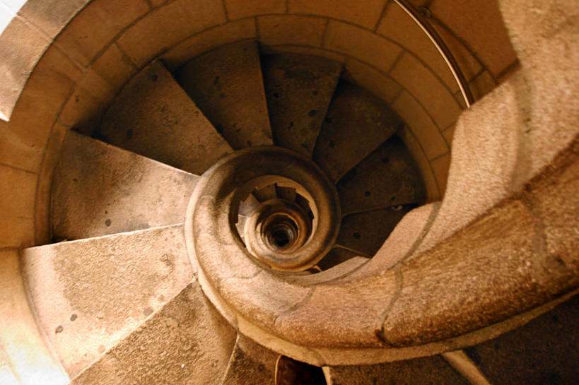 无人,栏杆,横图,俯视,室内,室外,白天,消失点,楼梯,建筑,西班牙,巴塞罗那,对称,扶手,阶梯,护栏,台阶,摄影,加泰隆尼亚,透视图,伊比利亚半岛,漩涡形,螺线,螺旋状,彩图,高角度拍摄,螺旋形,螺旋形状,螺旋型,巴塞罗那省