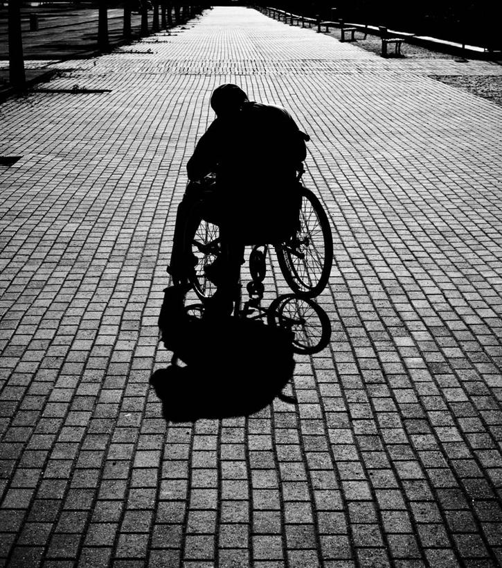成年人,老年人,一个人,坐,竖图,室外,寂寞,葡萄牙,欧洲,仅一个男性,仅一个人,仅一个中年男性,人行道,首都,里斯本,背面,轮椅,摄影,里斯本区,南欧,逆光,瘫痪,伊比利亚半岛,葡萄牙共和国,男人,男性,中年男性,社会问题