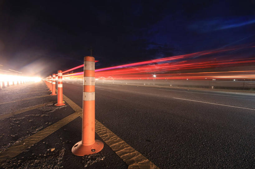 无人,横图,室外,夜晚,消失点,运动模糊,长时间曝光,重复,建筑,路,公路,韩国,一排,整齐,交通,光亮,排列,运输,摄影,车灯,尾灯,照亮,队列,透视图,系船柱,朝鲜半岛,彩图