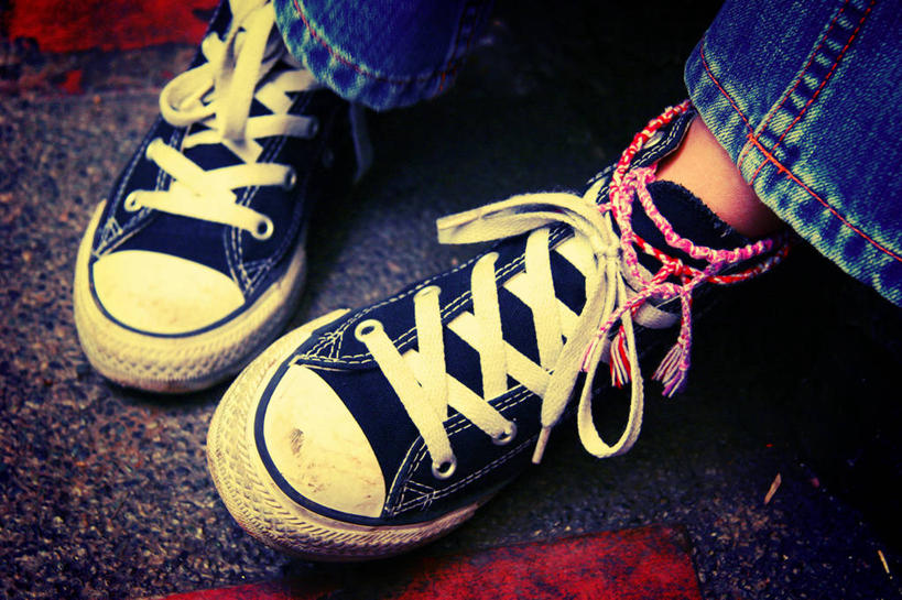 一个人,横图,俯视,室外,白天,鞋子,菲律宾,裤子,鞋带,一对,牛仔裤,休闲装,排列,衣服,人体,摄影,帆布鞋,部分,青春期,足,马来群岛,吕宋岛,彩图,高角度拍摄,碧瑶市