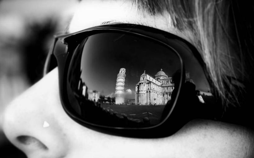 成年人,中年人,一个人,广场,横图,黑白,室外,特写,侧面,旅游,建筑,意大利,仅一个女性,仅一个人,行人,游客,游人,反射,路人,旅客,太阳镜,毛巾,仅一个中年女性,摄影,头像,部分,比萨斜塔,南欧,鼻钉,意大利文化,过客,女人,女性,中年女性,大教堂