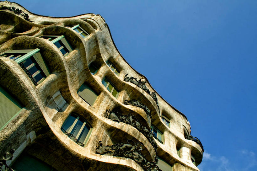 无人,工程师,建筑师,横图,室外,白天,仰视,窗户,建筑,西班牙,巴塞罗那,艺术,天空,地标建筑,摄影,创造力,采石场,格拉西亚大道,伊比利亚半岛,万里无云,管理,建筑工程师,设计,彩图,低角度拍摄,旅行,画则师,图则师,则师,评估,人员,巴塞罗那省,安东尼奥.高迪,高迪