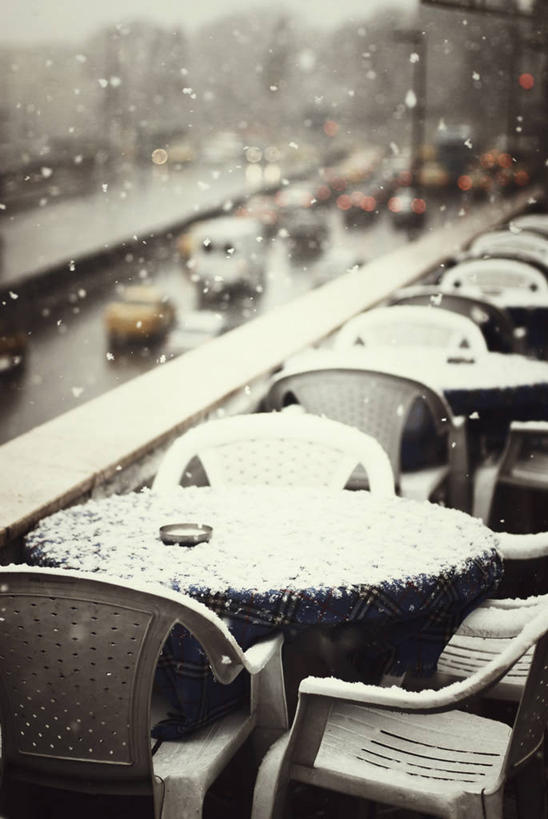 无人,竖图,分离着色,室外,白天,雪,家具,阳台,桌子,街道,椅子,欧洲,冬天,下雪,交通,座位,寒冷,摄影,中东,伊斯坦布尔,彩图,旅行,餐馆,伊斯坦布尔省