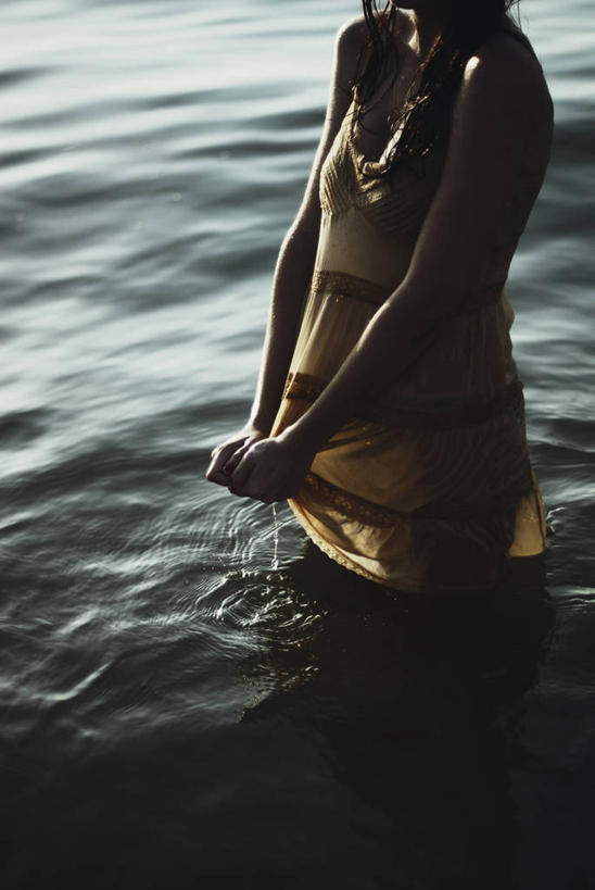 成年人,一个人,站,竖图,室外,白天,欧洲,仅一个年轻女性,仅一个女性,仅一个人,湿,池塘,水面,挤,黄色,船尾波,摄影,不幸,反差,年轻女性,女人,女性,年轻人,彩图,太阳裙