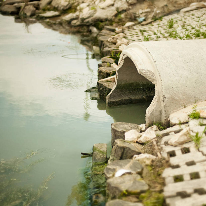 无人,方图,室外,白天,石头,水,西班牙,环保,反射,管子,河岸,饮用水,管道,冷饮,摄影,能源,环境,污染,回收,污水,资源,加泰隆尼亚,利用,低碳,循环,伊比利亚半岛,持续,塔拉戈纳省,岩石,彩图