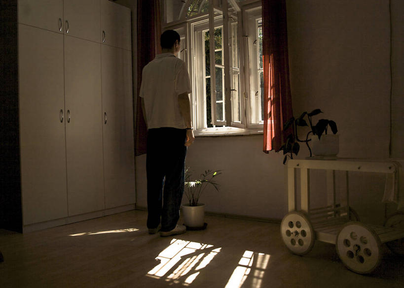 成年人,一个人,病人,医院,站,横图,室内,窗户,柜子,日光,仅一个男性,实验室,注视,背面,观察,看,摄影,观看,察看,关注,巴尔干,塞尔维亚,彩图,贝尔格雷德