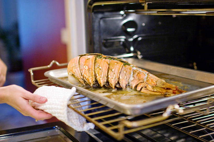 成年人,手,一个人,横图,室内,室外,特写,白天,烘焙,厨房,美国,仅一个女性,准备,检查,尾巴,烤盘,食品,餐盘,拿着,抹布,饮食,看,人体,摄影,北美,家电,北美洲,美洲,炊具,华盛顿州,北亚美利加洲,亚美利加洲,开胃酱,利文沃斯,海产,彩图,美利坚合众国