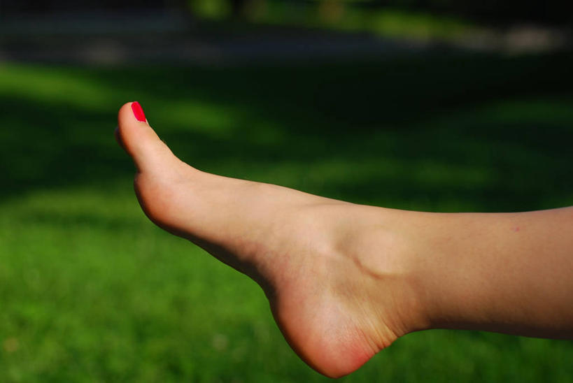 成年人,一个人,横图,室外,白天,自由,波兰,仅一个女性,首都,指甲油,草,红色,夏天,赤脚,放松,人体,摄影,部分,化妆用品,足,华沙,马佐夫舍,无忧无虑,彩图