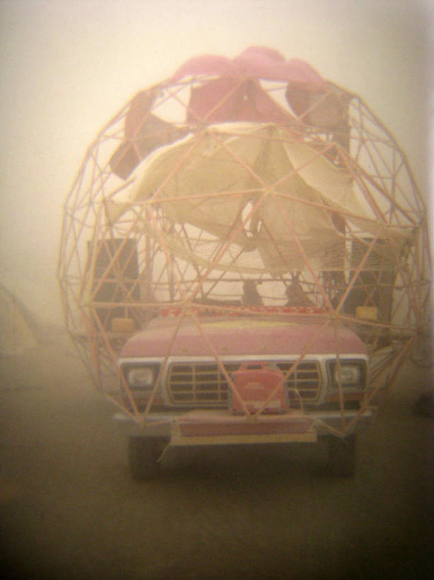 无人,竖图,室外,白天,正面,沙漠,沙尘暴,汽车,美国,艺术,粉色,球体,运输,摄影,灰尘,创造力,北美,北美洲,美洲,内华达州,北亚美利加洲,亚美利加洲,尘暴,彩图,美利坚合众国