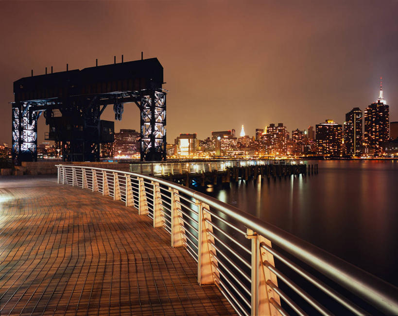 无人,栏杆,码头,横图,室外,度假,美景,水,天际线,城市风光,城市,建筑,摩天大楼,纽约,美国,反射,景观,桥,光亮,联系,娱乐,现代,黄昏,享受,休闲,办公大楼,景色,放松,摄影,照亮,纽约州,皇后区,长岛市,彩图,旅行
