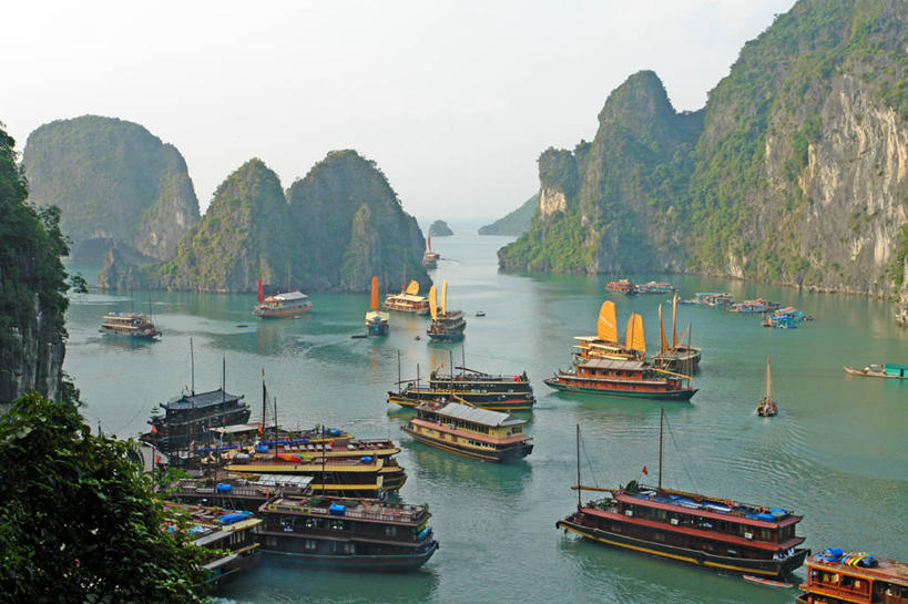 无人,横图,俯视,室外,海洋,山,水,船,越南,丰富,反射,岛,地平线,海湾,喀斯特,帆,运输,摄影,沉积岩,石灰石,帆樯,桅竿,印度支那,彩图,高角度拍摄,帆柱