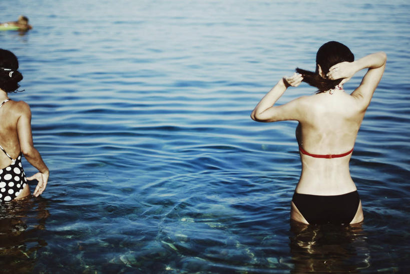 成年人,一个人,两个人,站,横图,室外,白天,泳装,比基尼,度假,运动,海洋,水,仅一个年轻女性,仅一个女性,仅一个人,涉水,准备,眼镜,泳镜,圆点,背面,游泳眼镜,摄影,进入,年轻女性,女人,女性,年轻人,休闲活动,彩图,泳衣,旅行