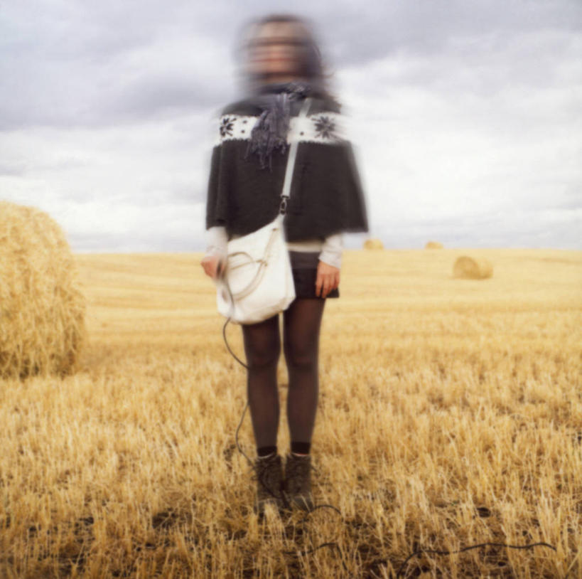 成年人,中年人,老年人,一个人,站,横图,室外,白天,正面,自由,加拿大,仅一个女性,仅一个人,朦胧,模糊,包,地平线,干草,夏天,仅一个中年女性,遮,遮掩,摄影,掩盖,遮挡,遮盖,迷你裙,掩饰,卡尔加里,亚伯达,女人,女性,中年女性,中国人,彩图