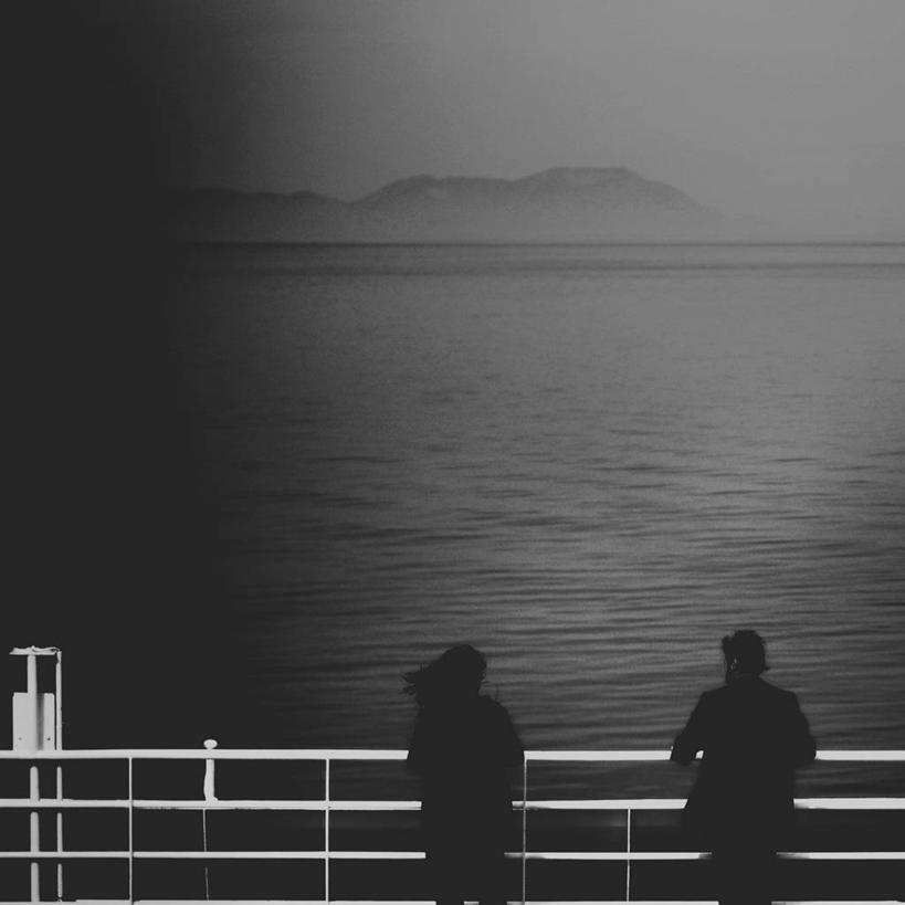 成年人,中年人,两个人,栏杆,站,方图,黑白,室外,白天,留白,旅途,海洋,山,地形,浪漫,背面,靠,靠着,调情,摄影,甲板,剪影,中年男性,中年女性,爱,晕影,乱发