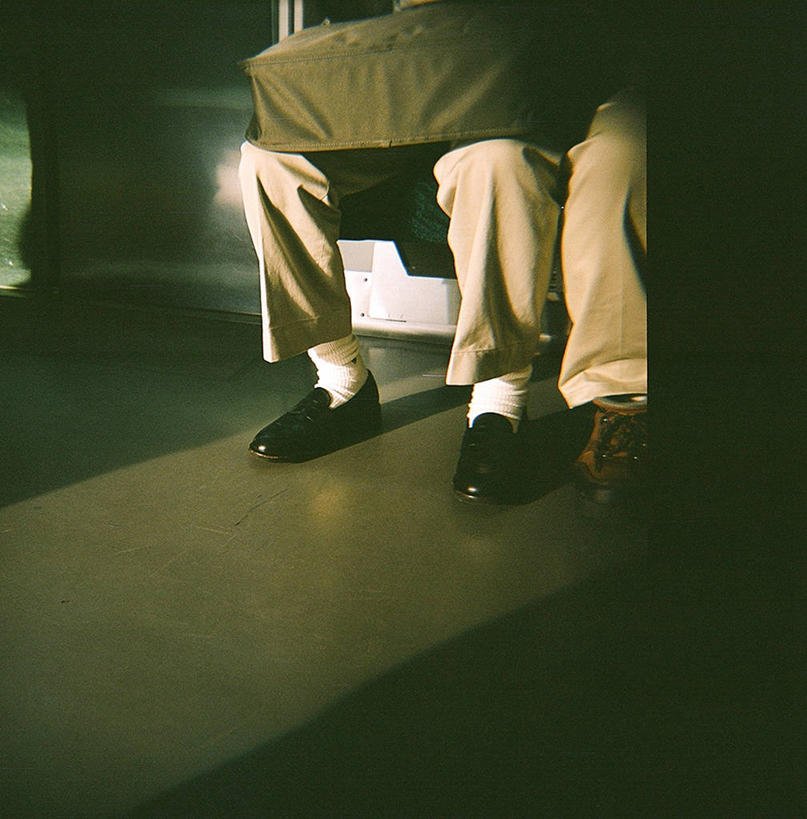 成年人,老年人,两个人,坐,竖图,室内,留白,正面,鞋子,东京,日本,裤子,公共交通,首都,袜子,摄影,老年男性,彩图