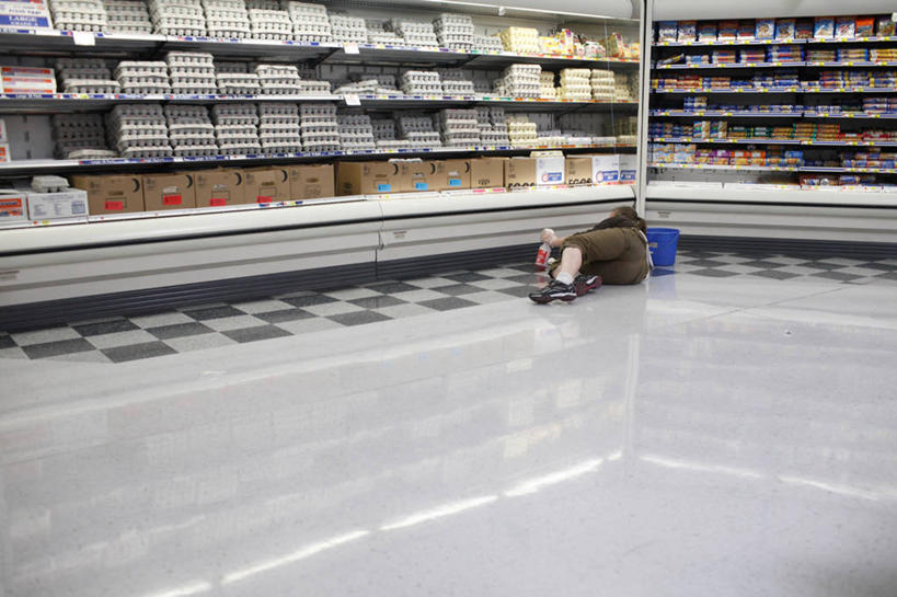成年人,中年人,一个人,清洁工,商店,横图,室内,美国,仅一个女性,仅一个人,一排,喷,丰富,整齐,角落,架子,排列,仅一个中年女性,摄影,砖地,卫生,侧卧,女仆,队列,鸡蛋盒,冷却器,女人,女性,中年女性,清洗,彩图