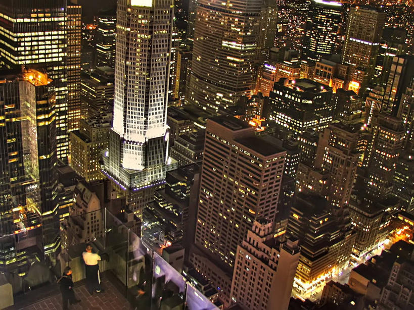 两个人,横图,俯视,室外,夜晚,旅游,度假,夜生活,美景,阳台,城市风光,城市,建筑,摩天大楼,纽约,美国,行人,游客,游人,景观,娱乐,现代,路人,旅客,享受,休闲,景色,放松,摄影,照亮,市区,洛克菲勒中心,过客,彩图,高角度拍摄