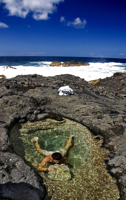 游泳,西方人,成年人,裸体,一个人,竖图,室外,白天,度假,海浪,西班牙,欧洲,欧洲人,仅一个男性,仅一个人,水平线,仅一个年轻男性,自然,趴着,放松,摄影,大西洋群岛,男人,男性,年轻男性,白种人,年轻人,岩石,休闲活动,彩图,潮水坑