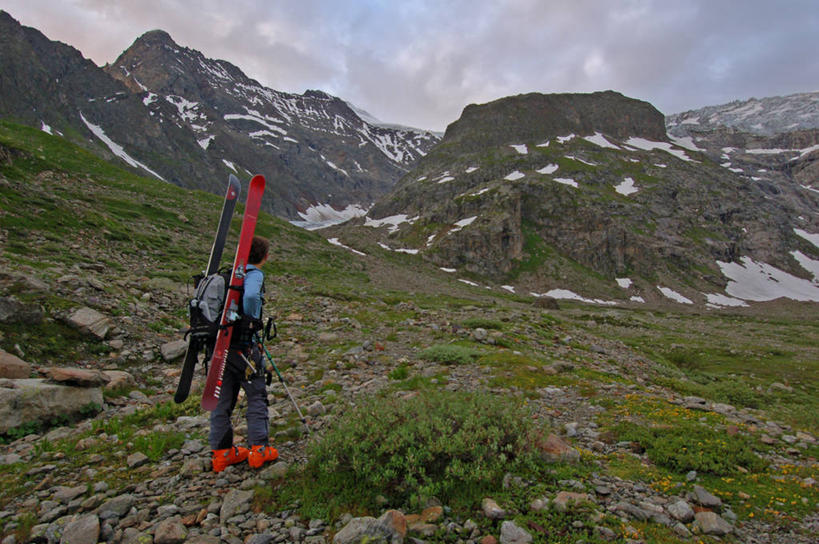 成年人,一个人,横图,室外,运动服,旅游,度假,运动,山脉,雪,植物,瑞士,仅一个男性,仅一个人,地平线,辽阔,地面,娱乐,车,仅一个年轻男性,背面,交通工具,享受,休闲,广阔,放松,摄影,生活方式,一望无际,滑雪杖,雪橇,运送,载具,延伸,雪橇车,挑战,天地相交,无边无际,一马平川,滑雪靴,男人,男性,年轻男性,年轻人,岩石,彩图