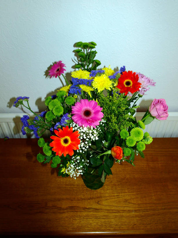 无人,竖图,俯视,室内,桌子,静物,花瓶,礼物,丰富,非洲雏菊,花束,摄影,多样,脆弱,清新,彩图,高角度拍摄