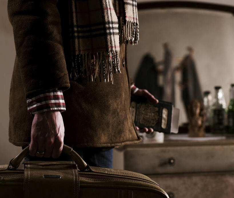 成年人,一个人,站,横图,室内,白天,旅途,手提箱,英国,仅一个男性,仅一个人,朦胧,模糊,拿着,外套,仅一个年轻男性,围巾,摄影,离开,护照,羊皮,男人,男性,年轻男性,年轻人,彩图