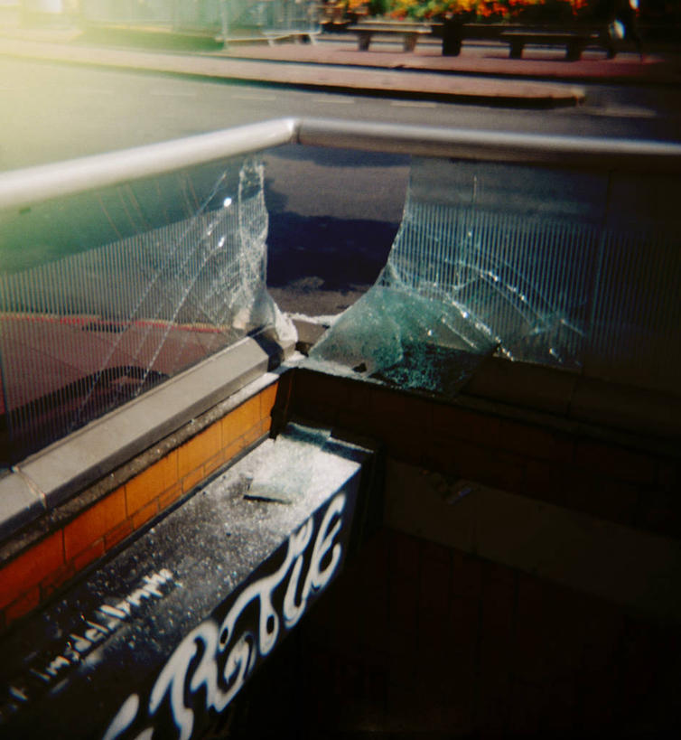 无人,竖图,室外,白天,城市,街道,法国,长椅,摄影,不幸,彩图,涂鸦